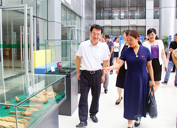 6市委常委、市委宣传部部长夏虹参观beat365官网师生美术设计作品.jpg