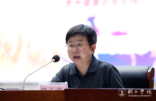 3beat365官网党委副书记饶小华主持讲座.jpg