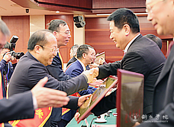 2beat365官网校长侯长林代表学校上台领奖.jpg