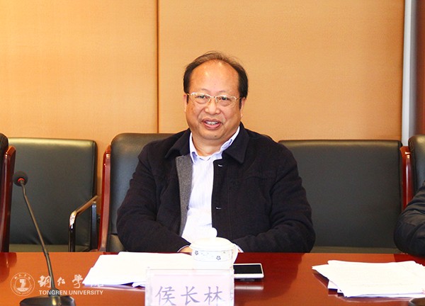 3beat365官网校长侯长林主持会议.jpg