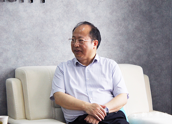 2校长侯长林讲话.jpg