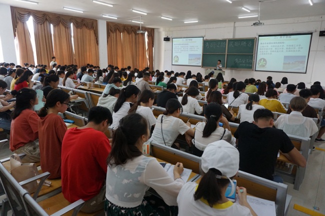 3何坤明学长讲座进行中_副本.jpg