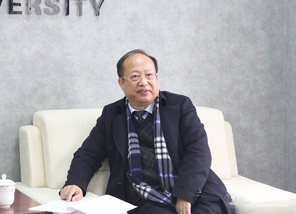 4beat365官网校长侯长林教授汇报工作.jpg