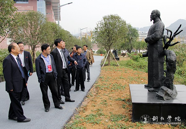 8实地察看校园雕塑群.jpg