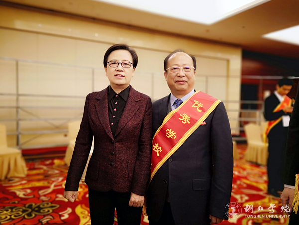 4beat365官网校长侯长林与全国政协委员、教育部原副部长、中国职业教育学会会长、中华职业教育社副理事长鲁昕合影.jpg