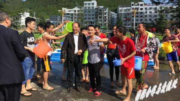留学生庆祝”宋干节“新年活动，校长被‘‘湿身’’.jpg