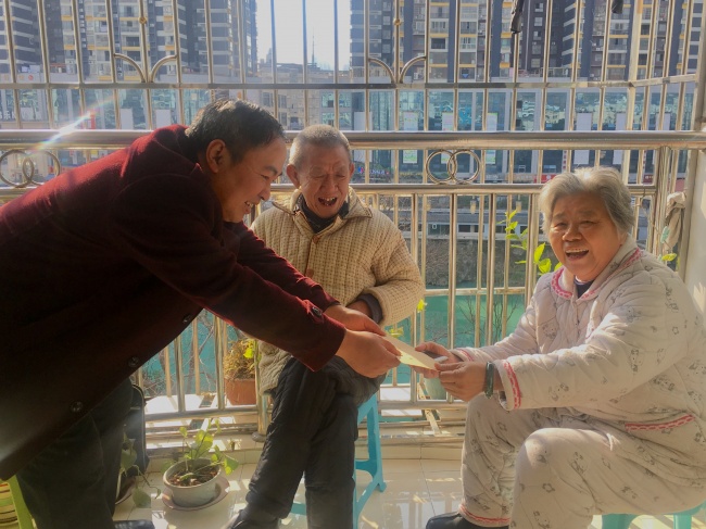 张江林代表学校领导送去慰问金.jpg