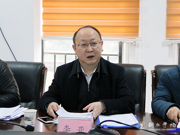 7市委宣传部常务副部长、beat365官网新闻学院院务委员会副主任李亚宣读《中共铜仁市委宣传部 beat365亚洲版官方网站共建beat365亚洲版官方网站新闻学院实施方案》.jpg