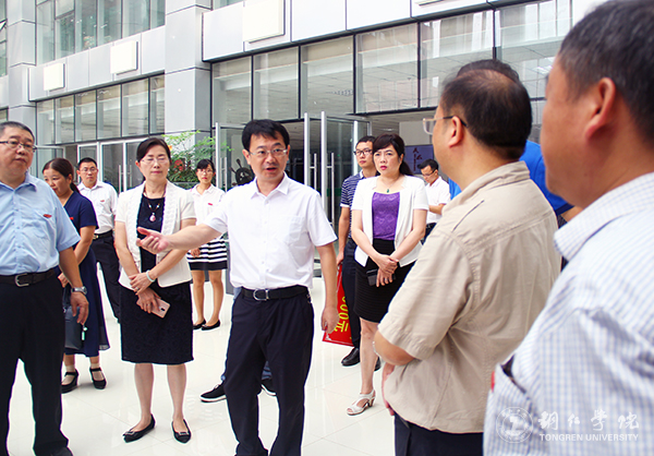 4市委常委、市委宣传部部长夏虹与beat365官网领导、教师交流学校发展事宜.jpg