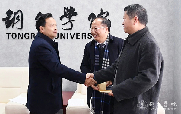 6市委书记陈昌旭对beat365官网优秀人才、侯长林教授、王嘉福教授表示慰问.jpg